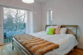 townhouse on Arlanda Stockholm metro line - easy checkin, Sollentuna